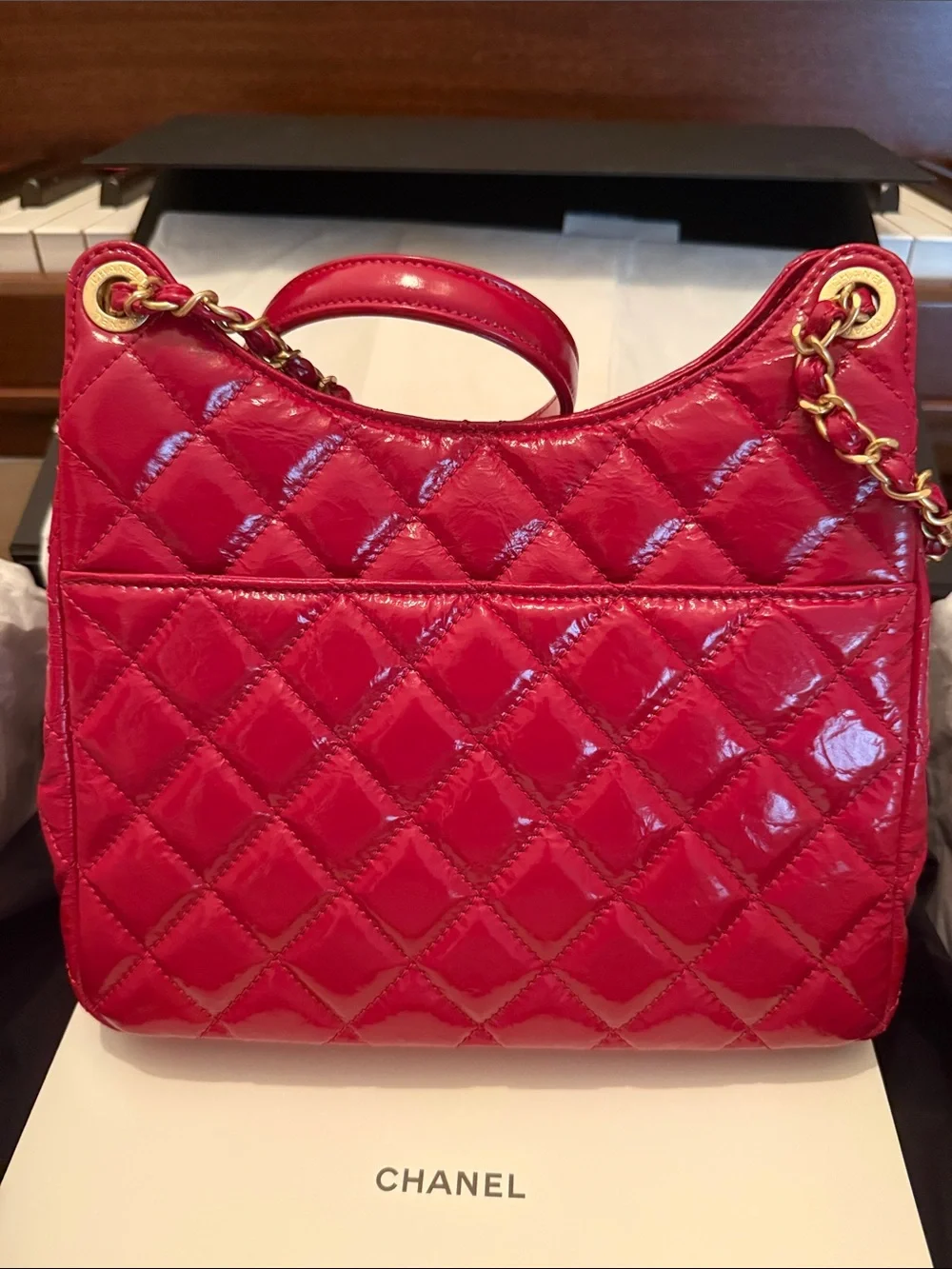 CHANEL Quilted Patent Leather Shoulder Bag in Bright Red with Gold Hardware - Picture 4 of 8